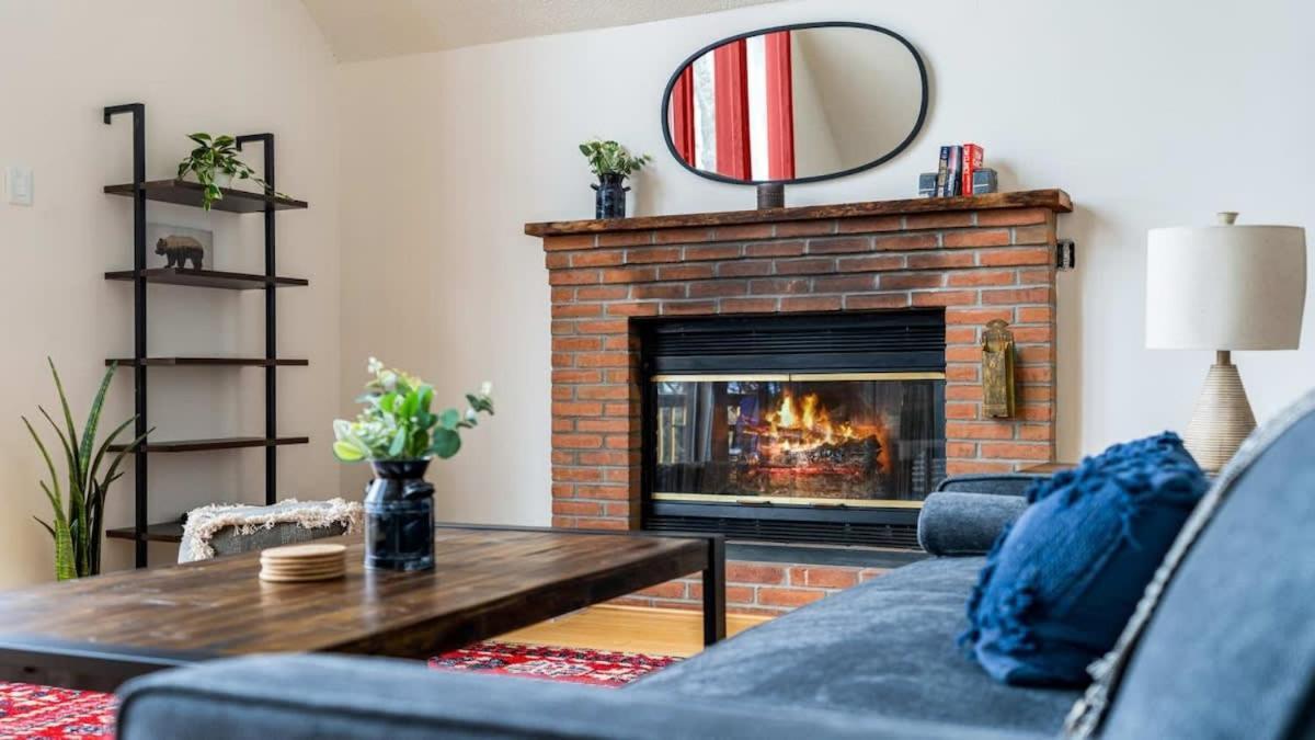 Modern Chalet Cabin W Hot Tub, Deck&Grill, & Wifi! Inwood Exterior foto